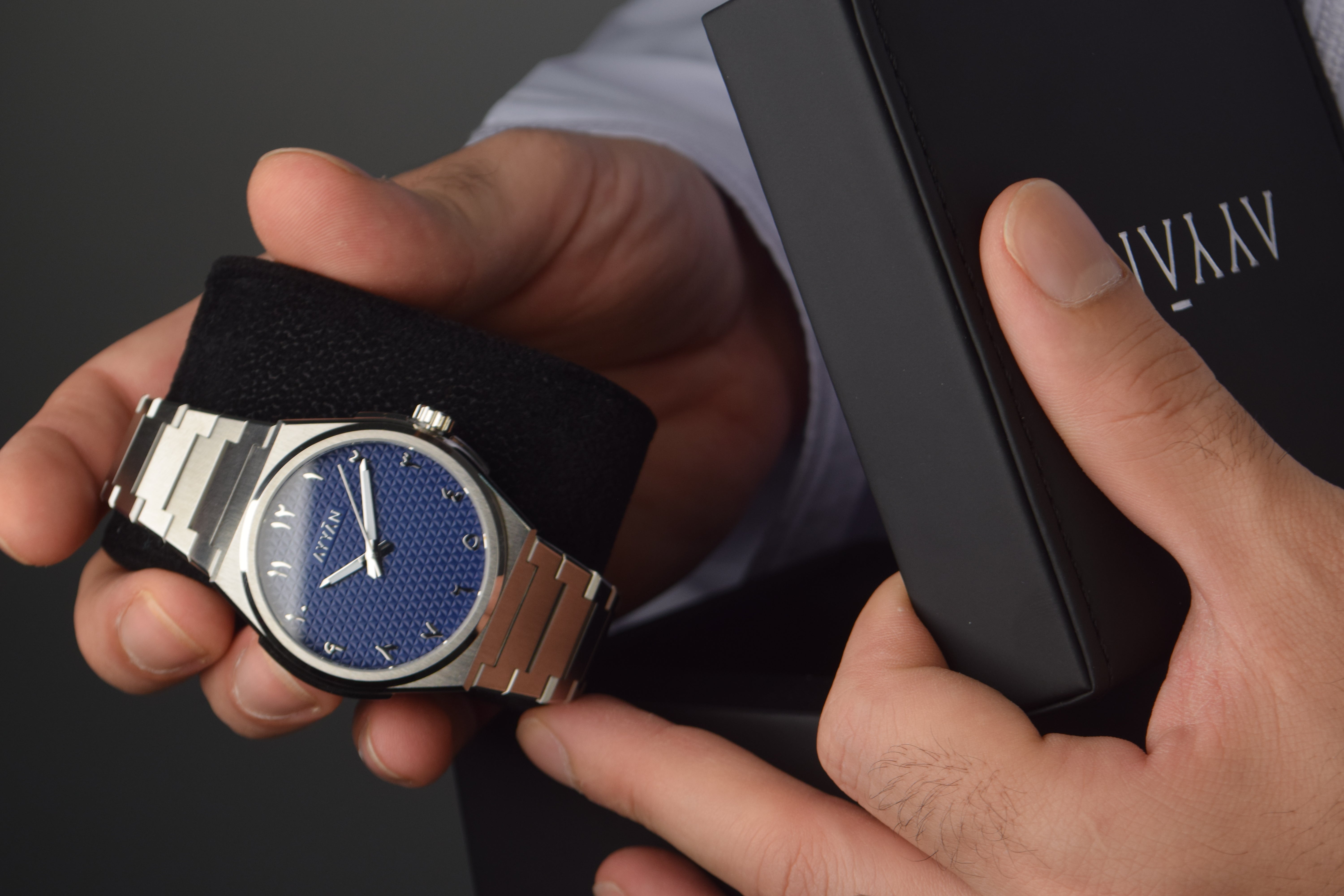 ساعة تحمل قصتك!